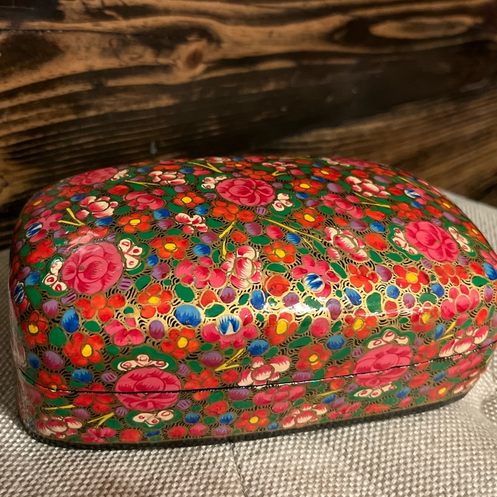 Vintage Kashmiri Indian Papier Maché trinket/ jewellery box